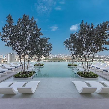 Eastin Grand Hotel Phayathai Bangkok Esterno foto The rooftop pool at the hotel