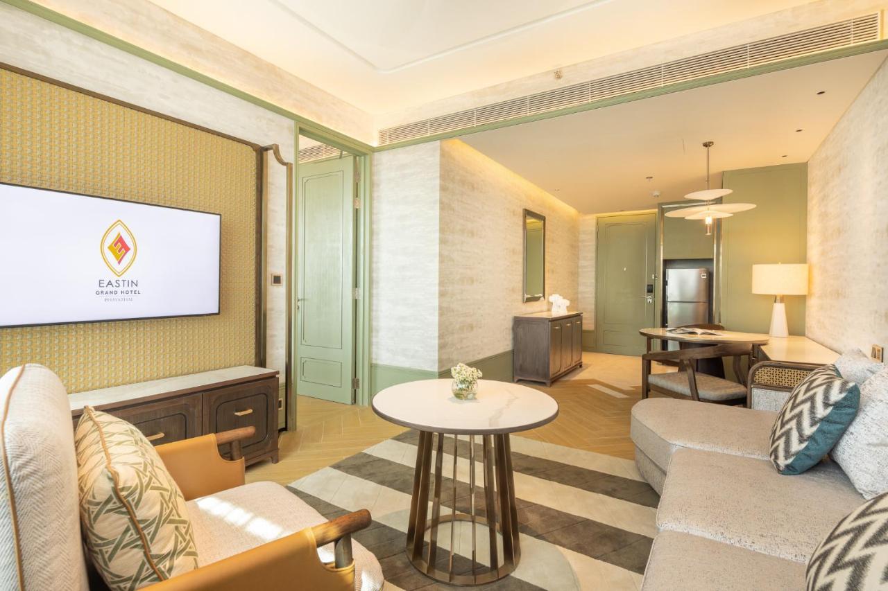 Eastin Grand Hotel Phayathai Bangkok Esterno foto Living room of a suite