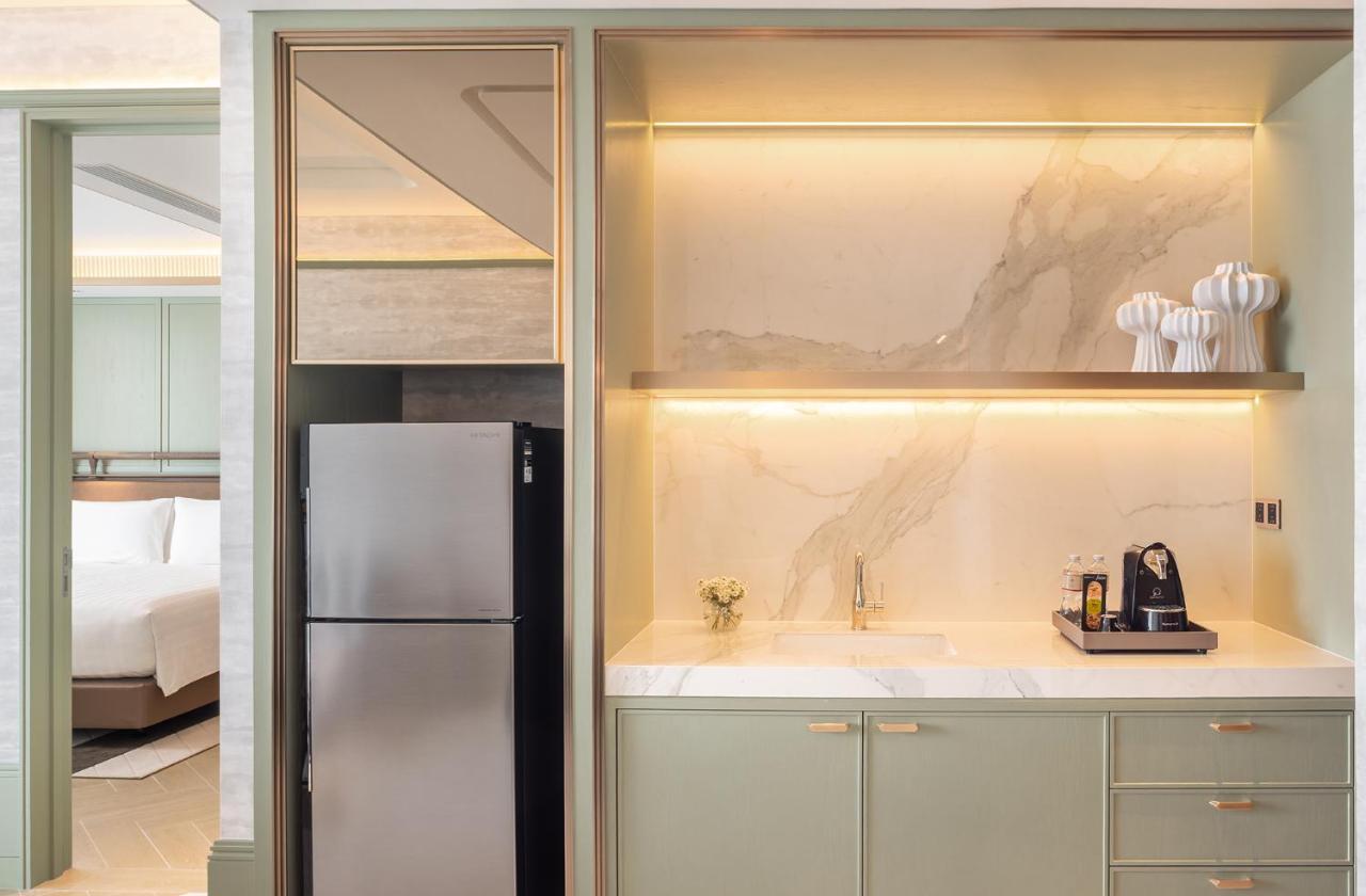 Eastin Grand Hotel Phayathai Bangkok Esterno foto A wet bar in a hotel room