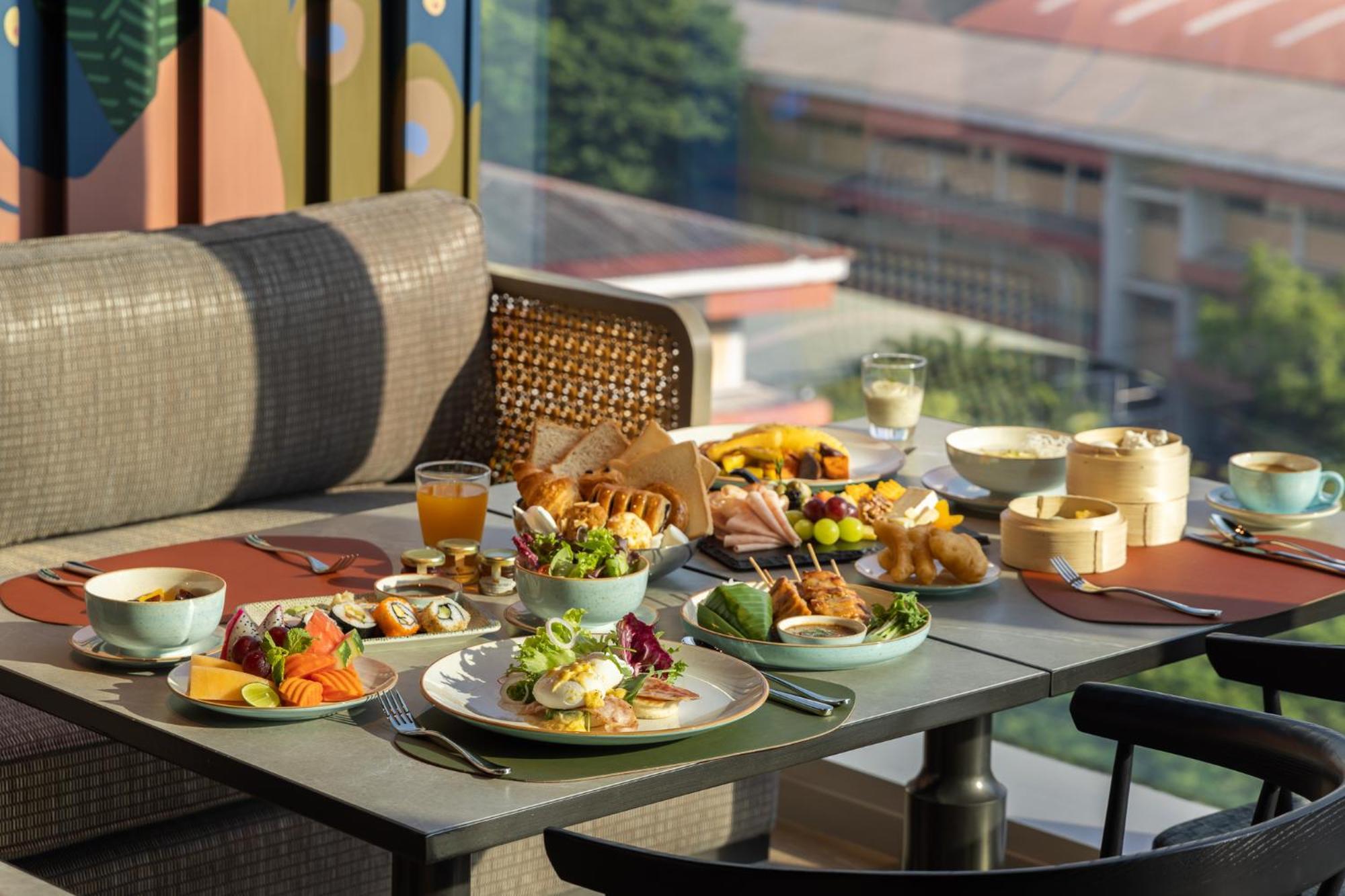 Eastin Grand Hotel Phayathai Bangkok Esterno foto A selection of dishes at the restaurant