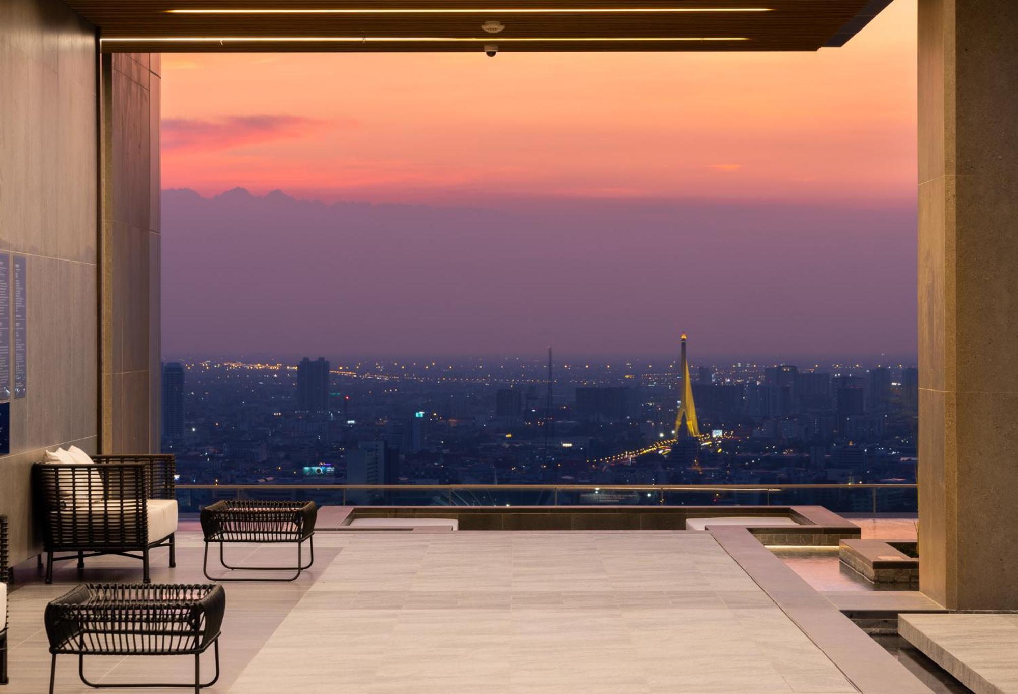Eastin Grand Hotel Phayathai Bangkok Esterno foto View from the rooftop