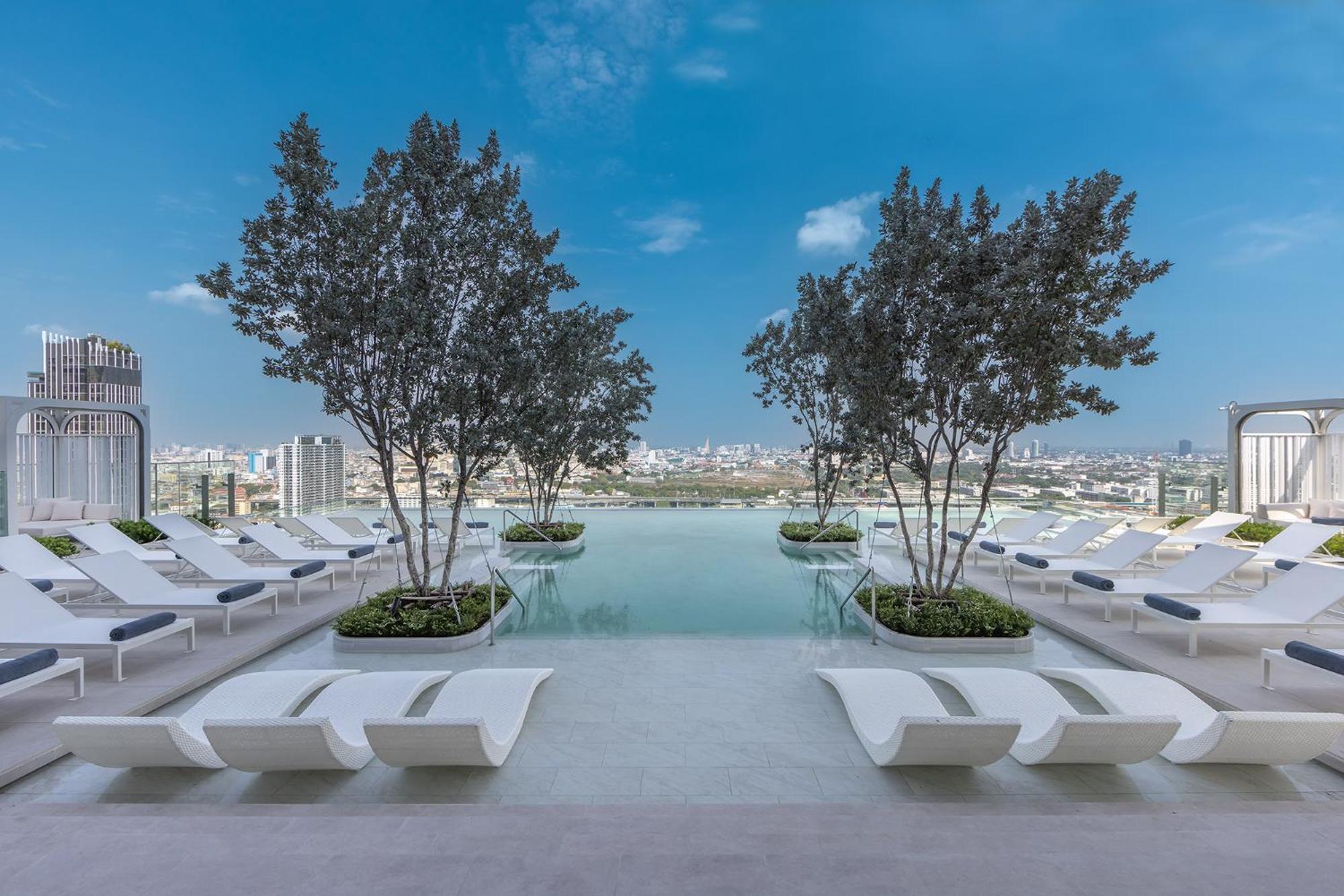 Eastin Grand Hotel Phayathai Bangkok Esterno foto The rooftop pool at the hotel