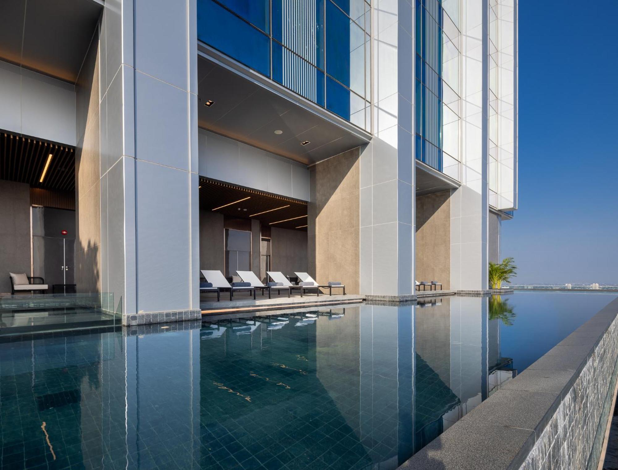 Eastin Grand Hotel Phayathai Bangkok Esterno foto Infinity pool at the hotel