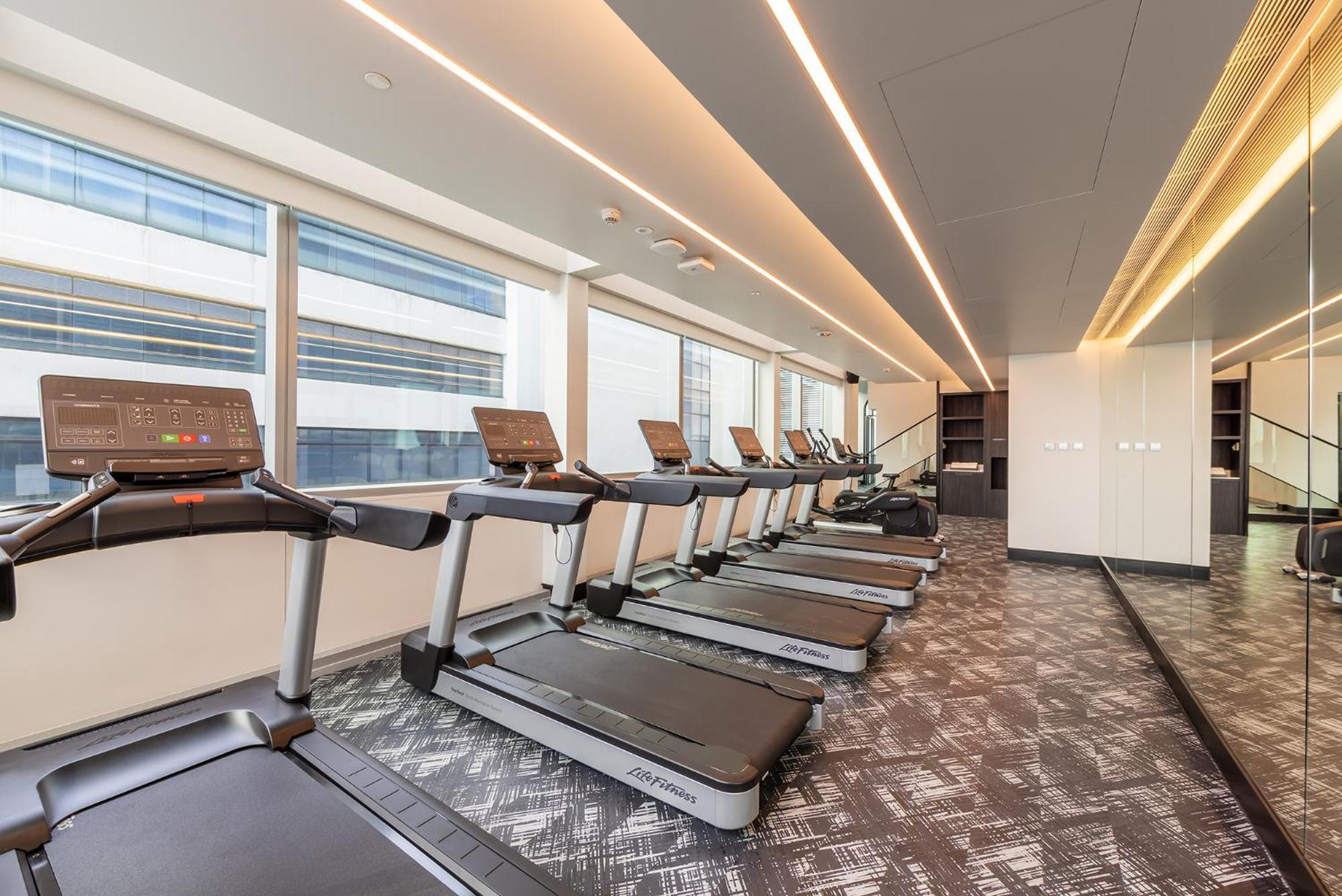 Eastin Grand Hotel Phayathai Bangkok Esterno foto The gym at The Ivy Collection