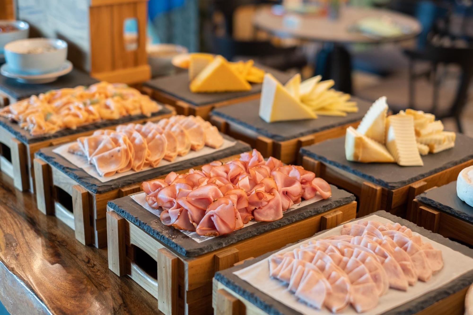 Eastin Grand Hotel Phayathai Bangkok Esterno foto A selection of cold cuts and cheese