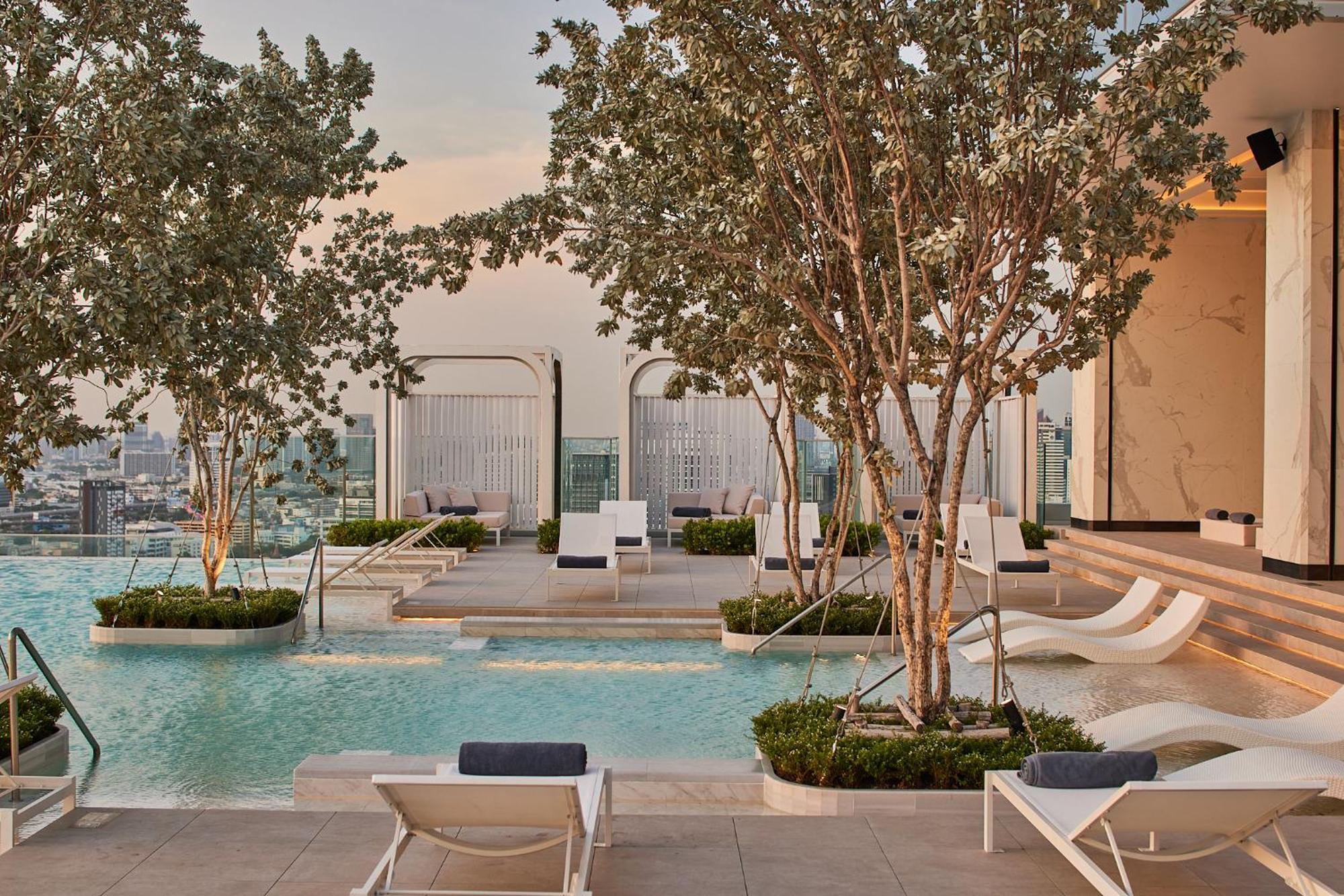 Eastin Grand Hotel Phayathai Bangkok Esterno foto The pool at the 1018