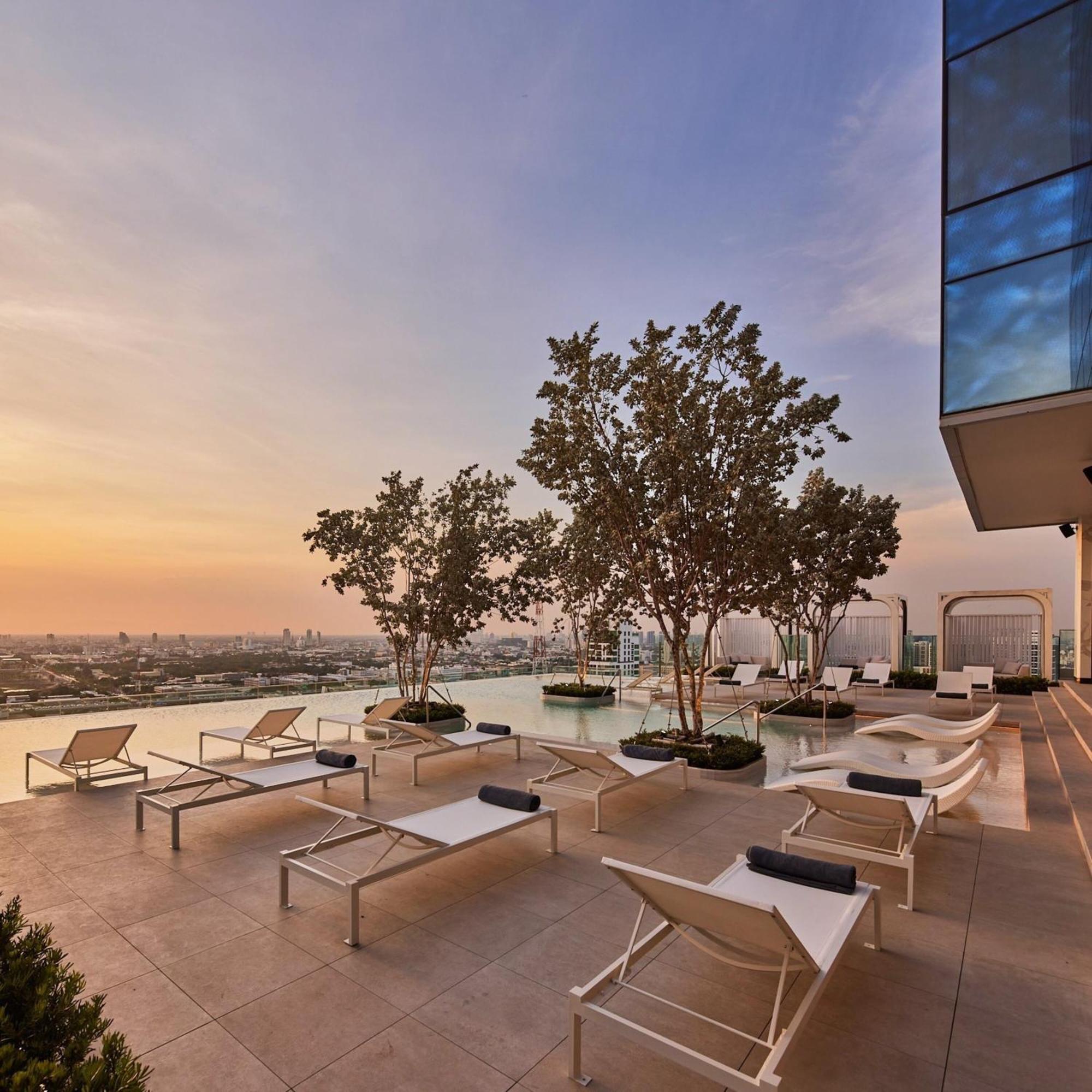 Eastin Grand Hotel Phayathai Bangkok Esterno foto The rooftop pool at the hotel