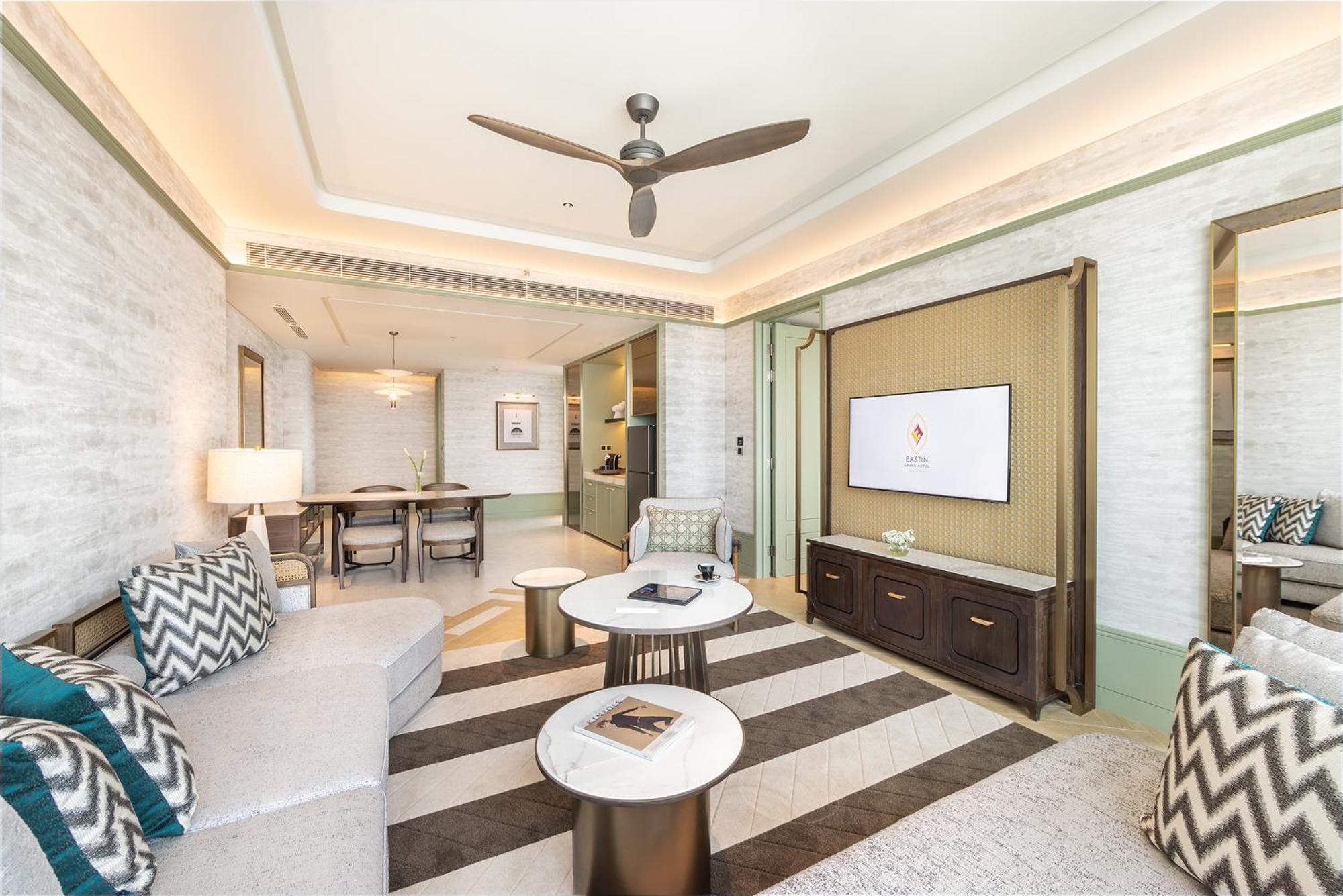 Eastin Grand Hotel Phayathai Bangkok Esterno foto Living room of a two-bedroom suite