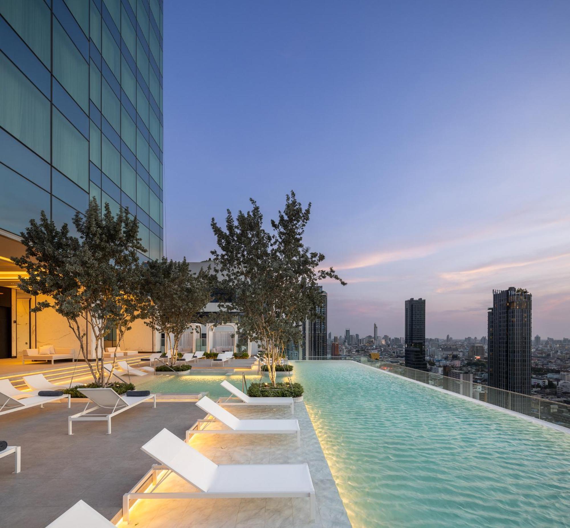 Eastin Grand Hotel Phayathai Bangkok Esterno foto The pool at the 39th floor